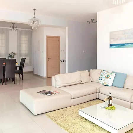 Elizabeth Villa *
